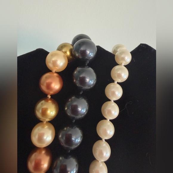 Mikimotto inspired Perl necklace in white with gold tone closure - Picture 10 of 11